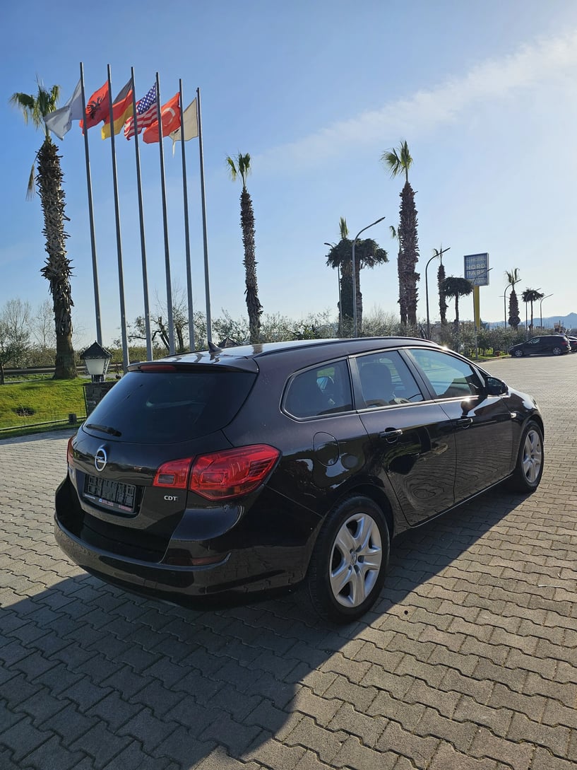 Merrni me qira një makinë në Tirana