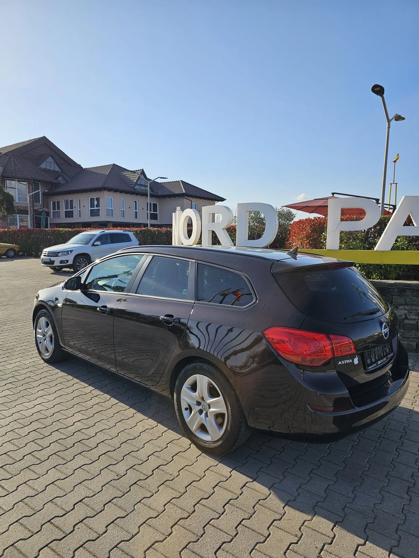 Merrni me qira një makinë në Tirana