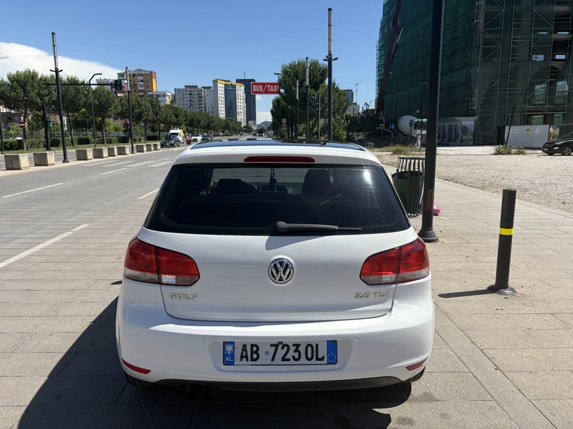 Noleggia un'auto a Tirana