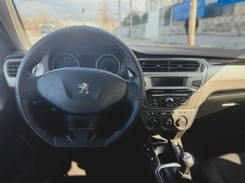 Merrni me qira një makinë në Tirana