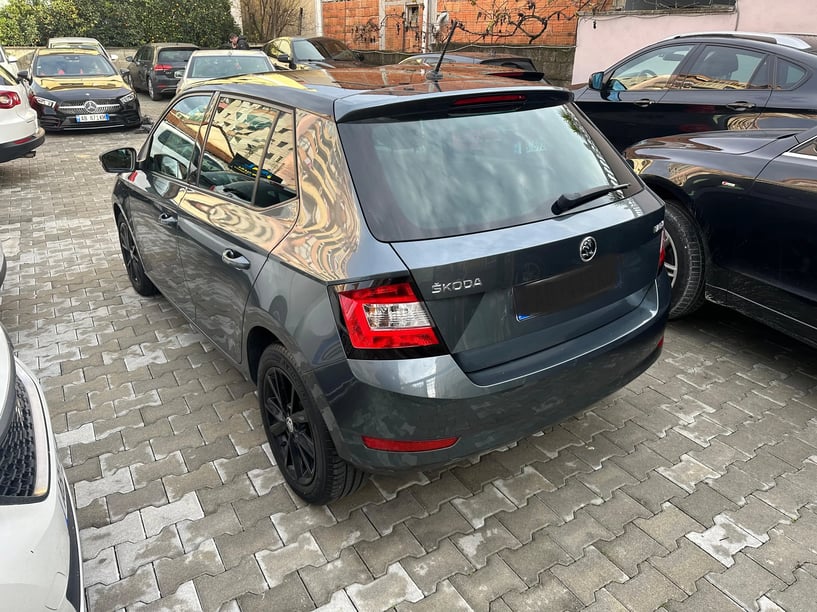 Louer une voiture à Tirana