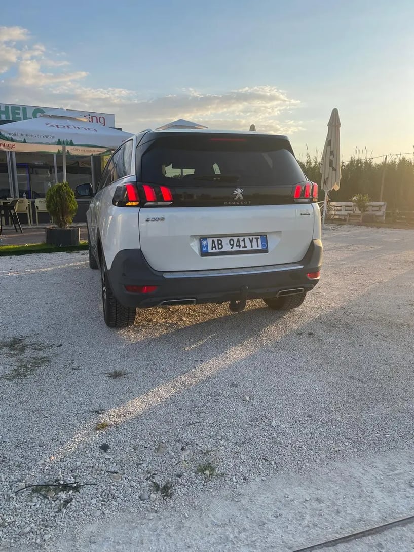 Alquila un coche en Tirana