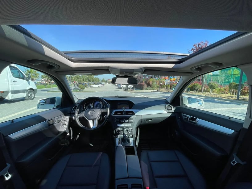 Merrni me qira një makinë në Tirana