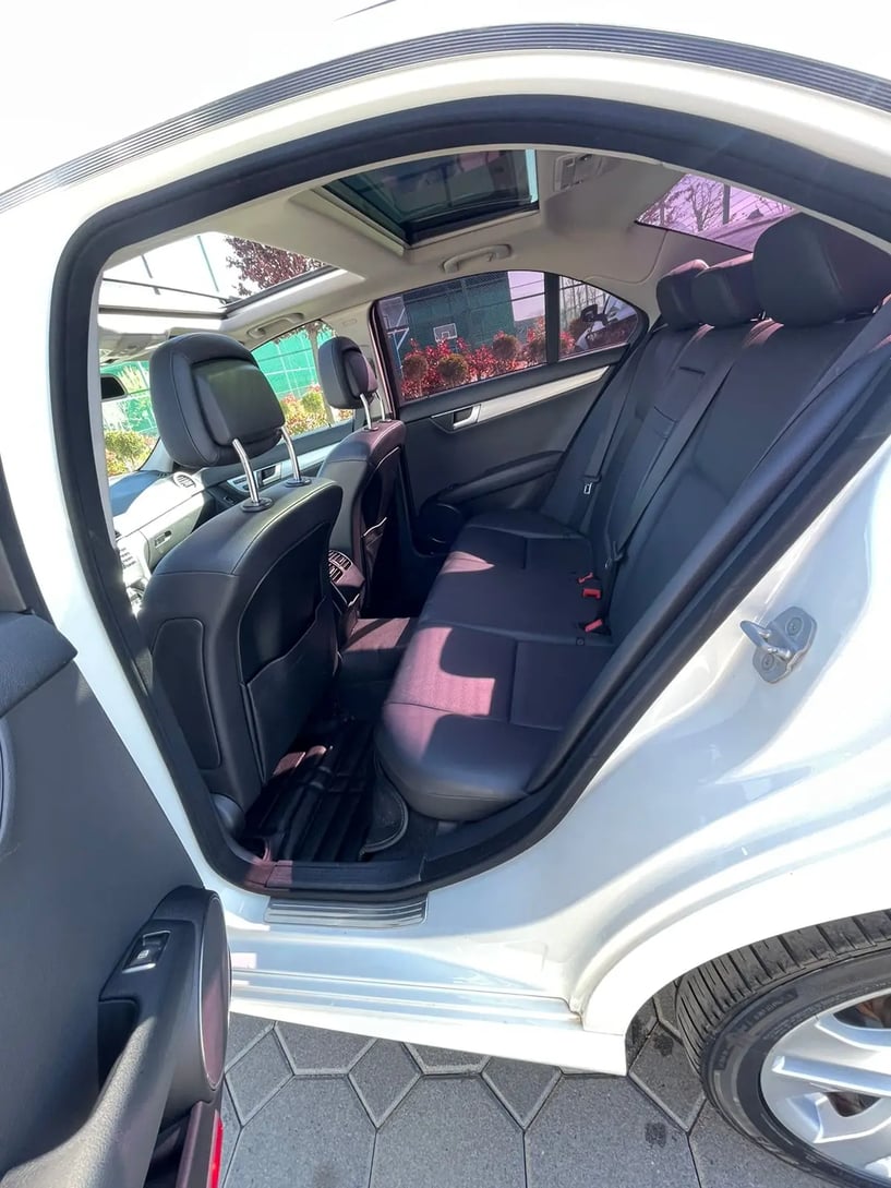 Merrni me qira një makinë në Tirana