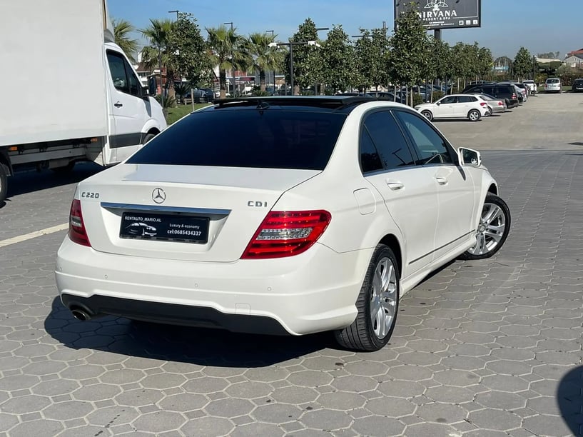 Merrni me qira një makinë në Tirana