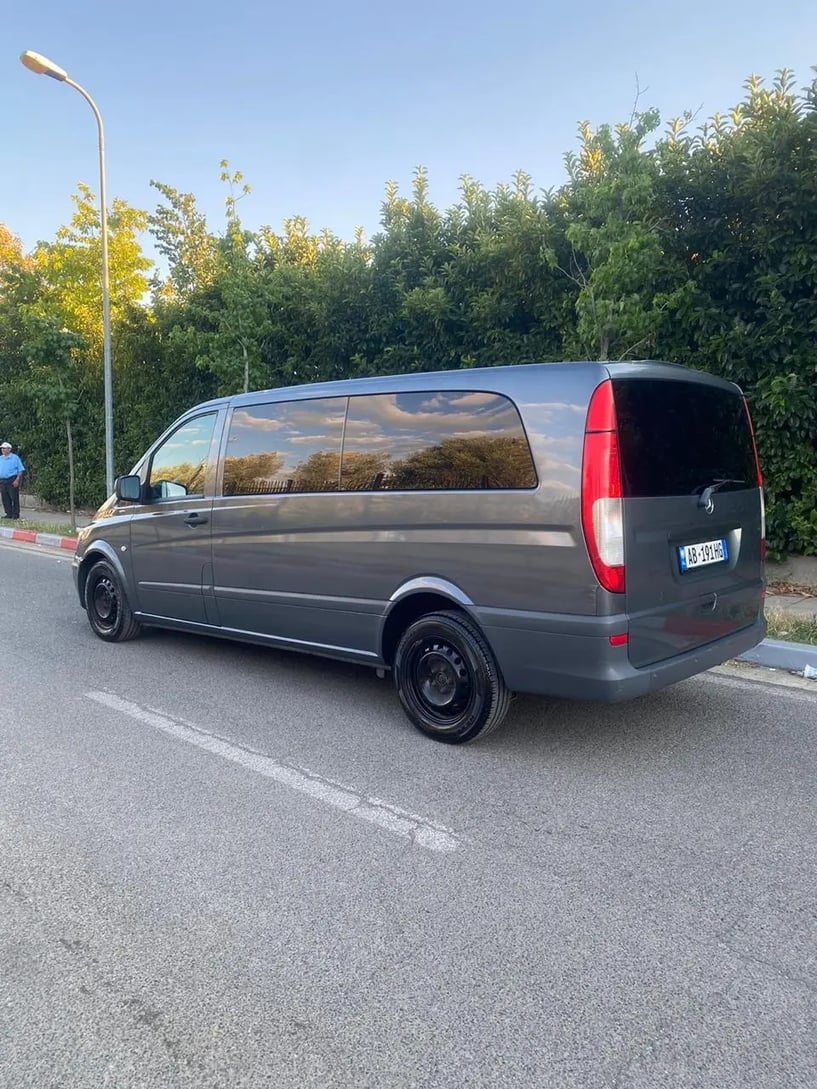 Noleggia un'auto a Tirana