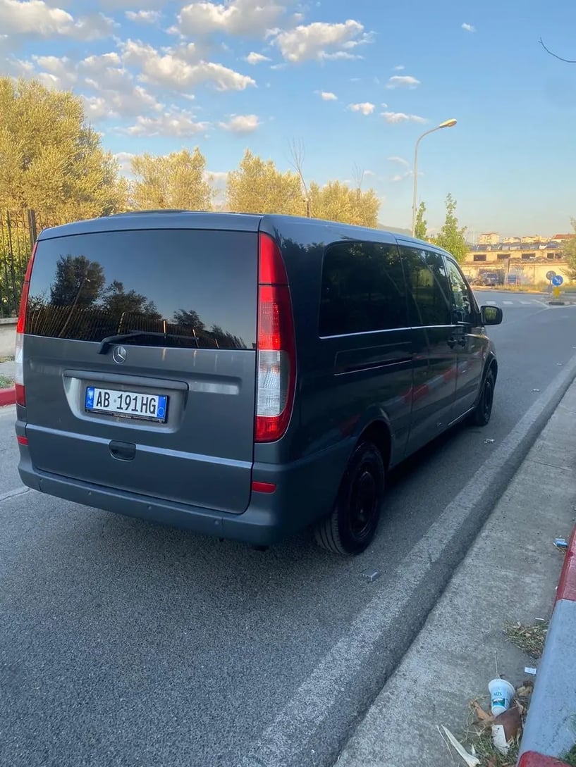 Noleggia un'auto a Tirana