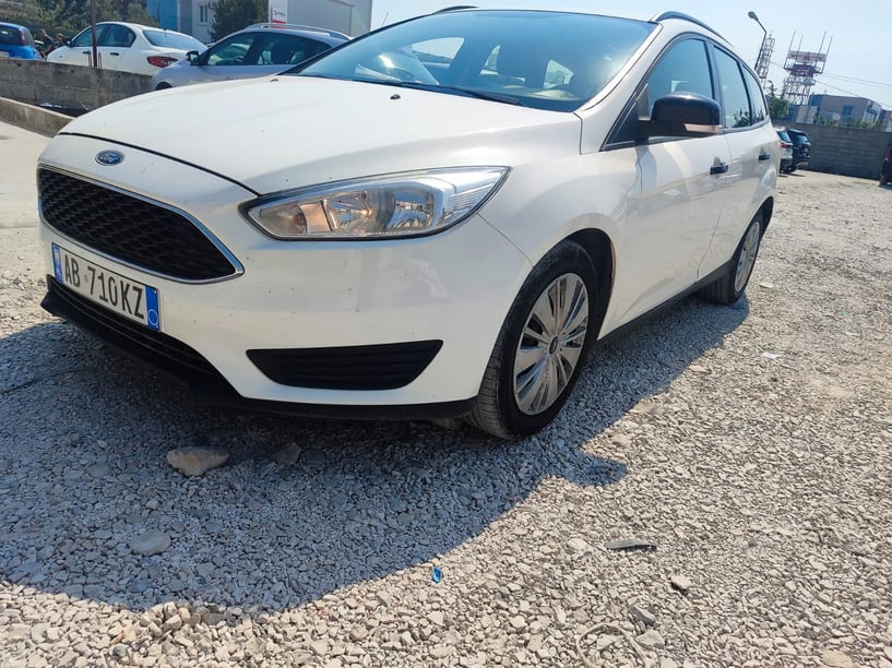 Merrni me qira një makinë në Tirana