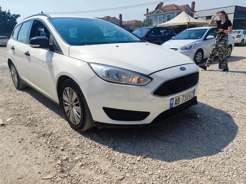 Merrni me qira një makinë në Tirana