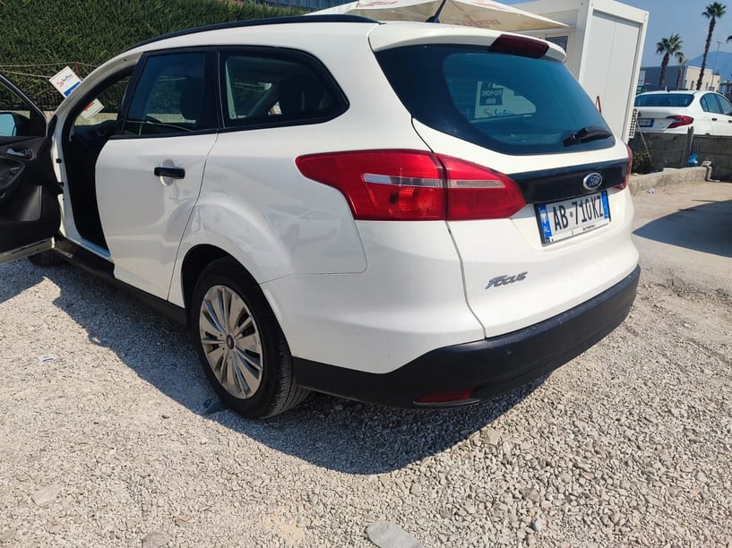 Merrni me qira një makinë në Tirana