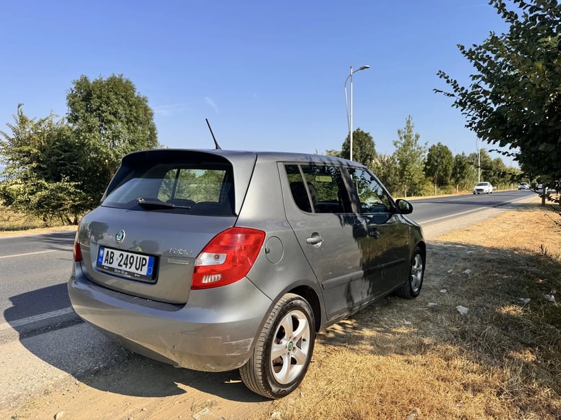 Alquila un coche en Tirana