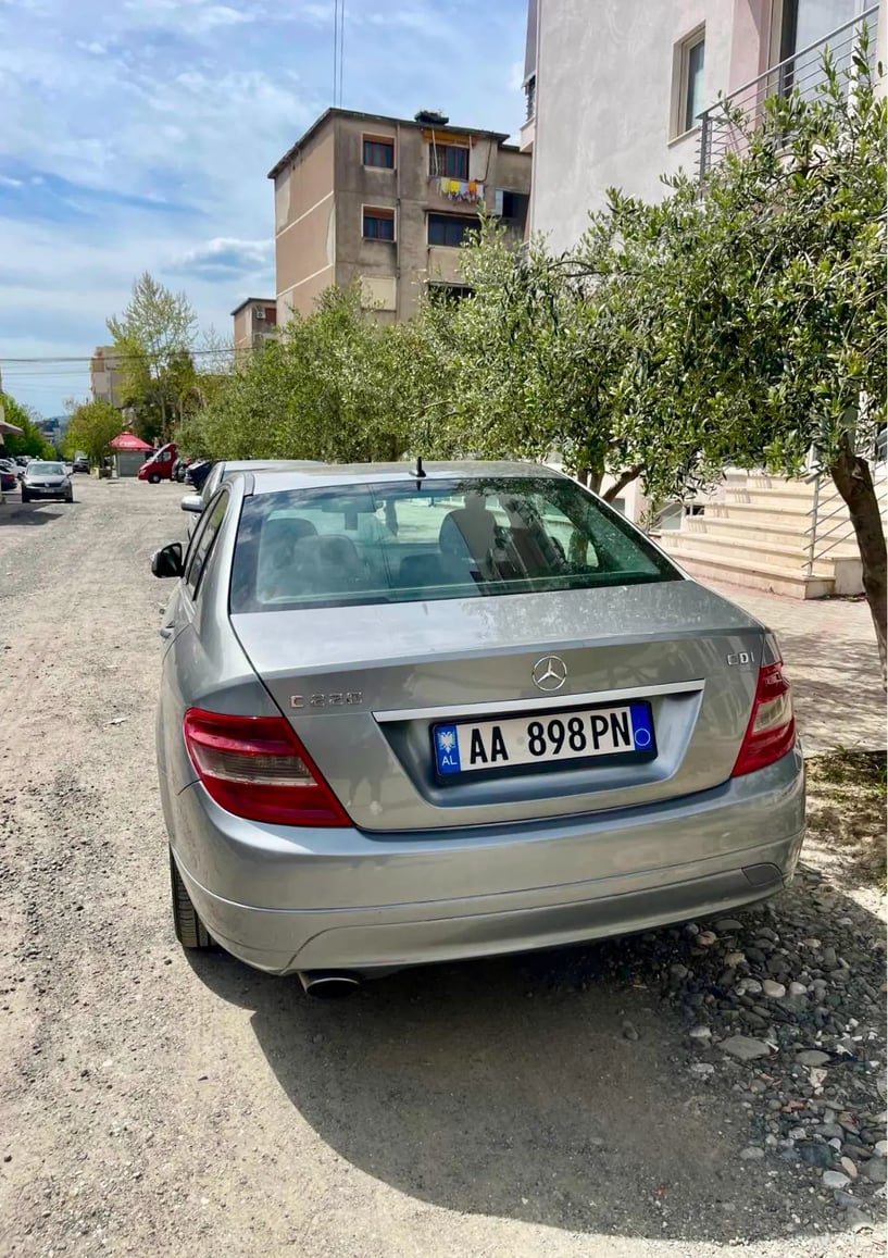 Merrni me qira një makinë në Tirana