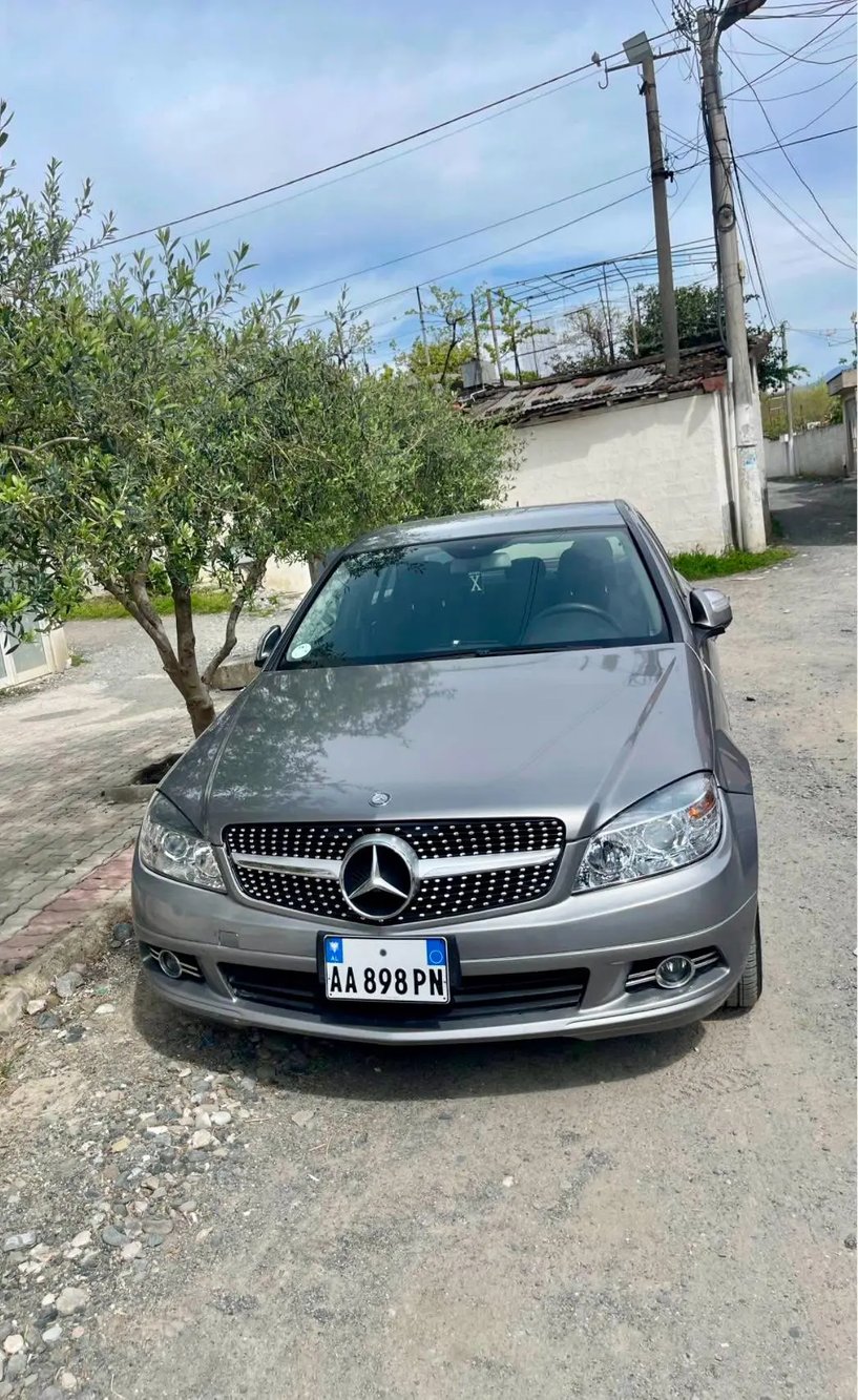 Merrni me qira një makinë në Tirana