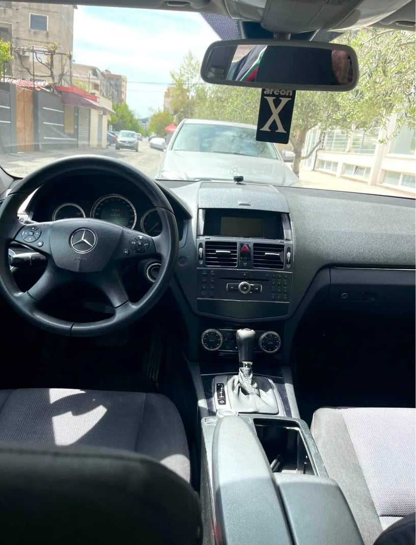 Merrni me qira një makinë në Tirana