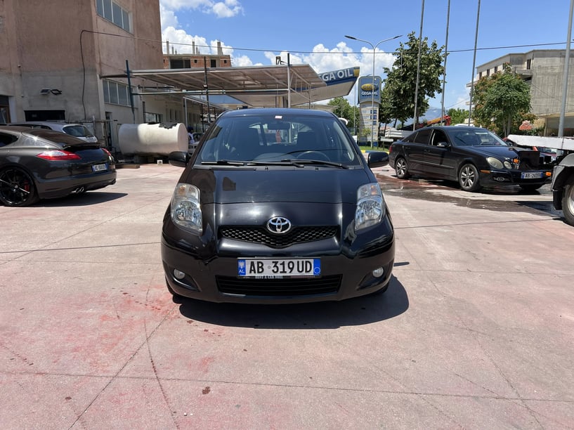 Noleggia un'auto a Gjirokastër