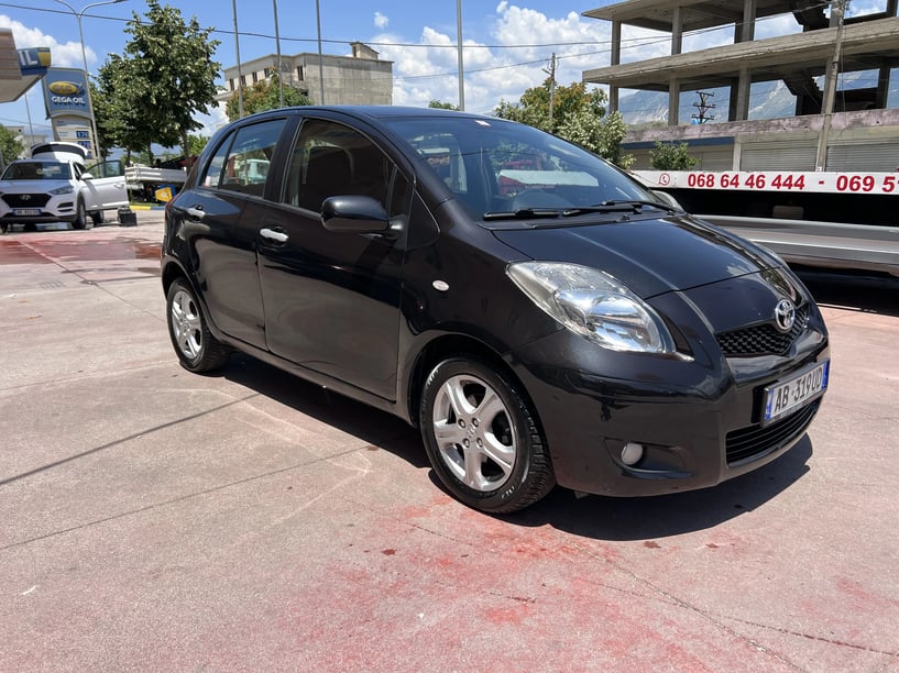 Noleggia un'auto a Gjirokastër