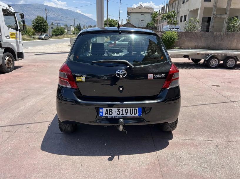 Noleggia un'auto a Gjirokastër