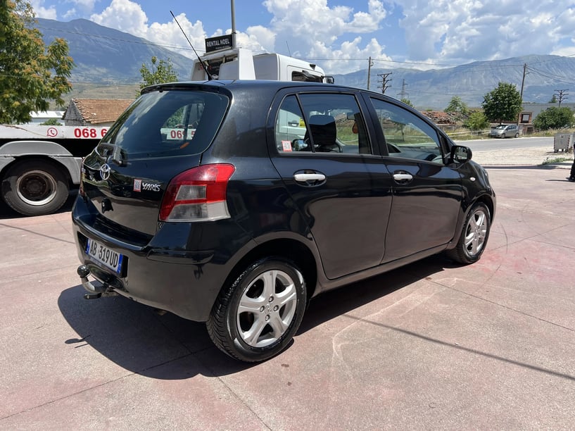 Noleggia un'auto a Gjirokastër