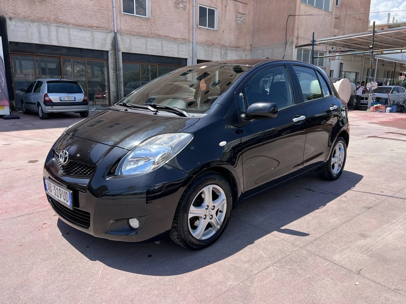 Noleggia un'auto a Gjirokastër