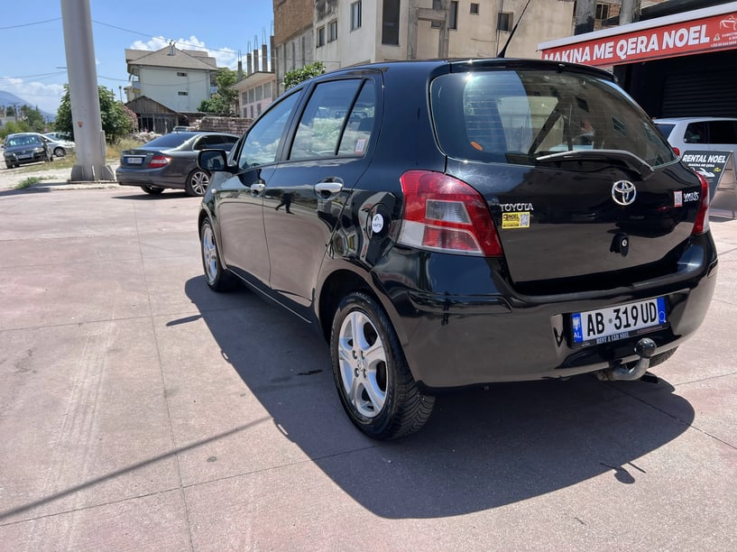 Noleggia un'auto a Gjirokastër