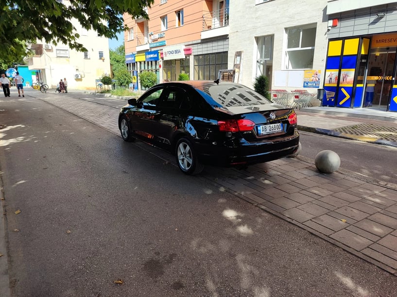 Noleggia un'auto a Tirana