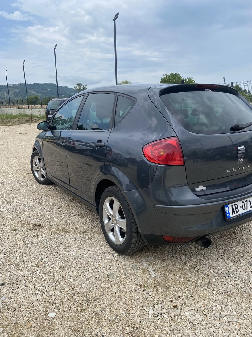 Noleggia un'auto a Tirana