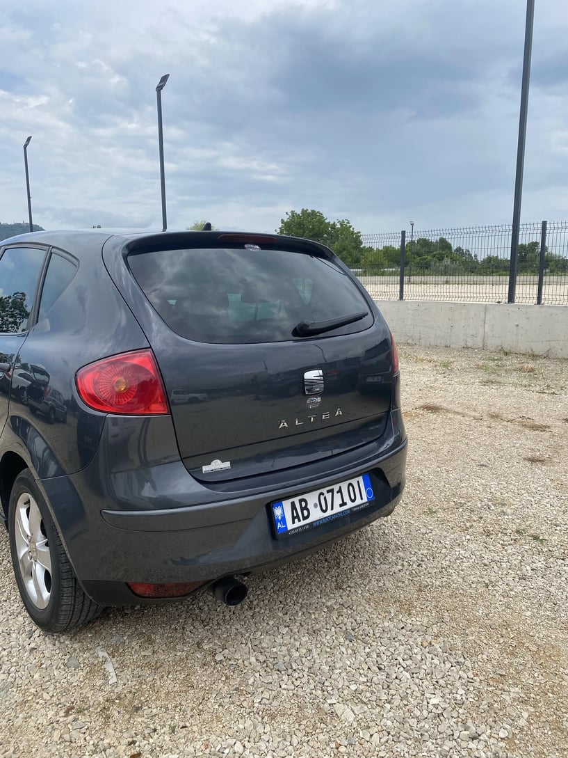 Noleggia un'auto a Tirana