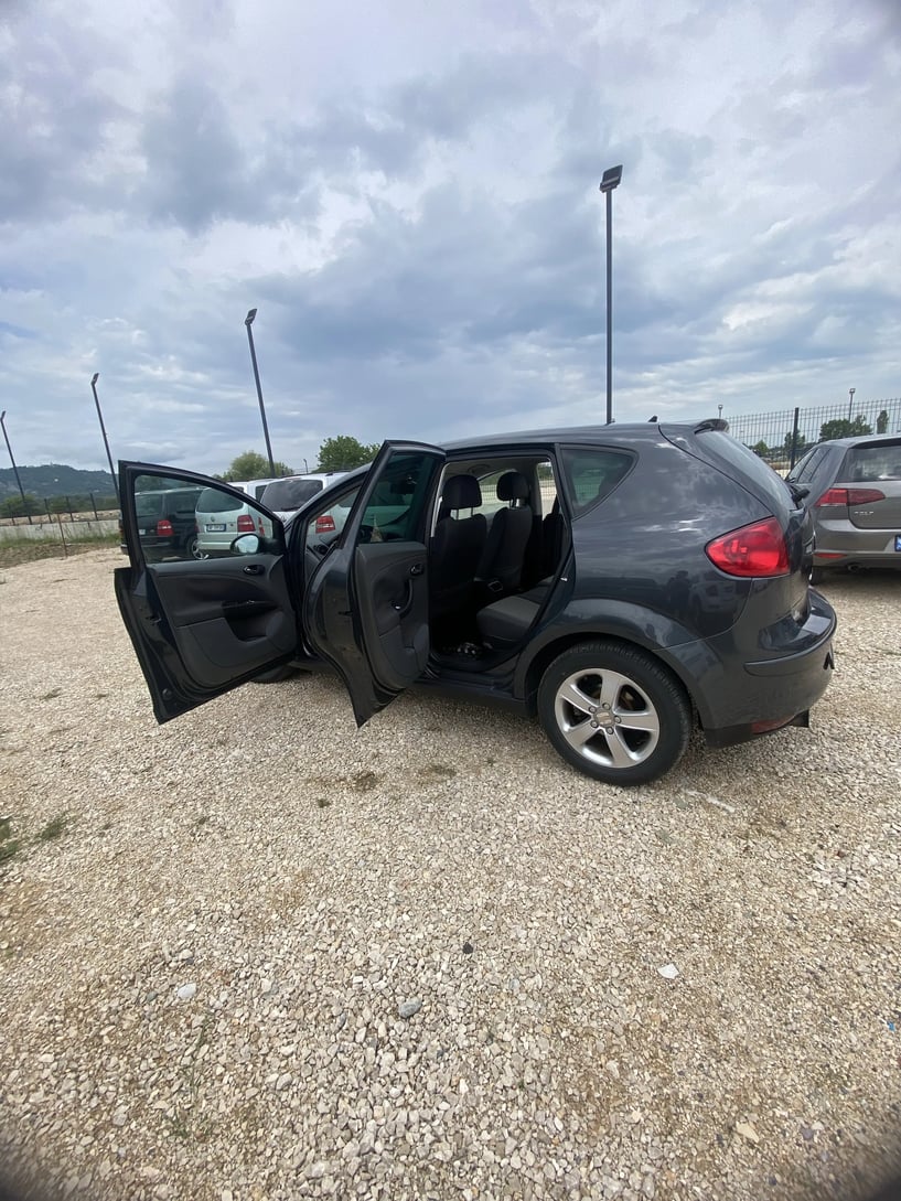 Noleggia un'auto a Tirana