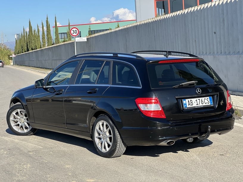 Noleggia un'auto a Durrës