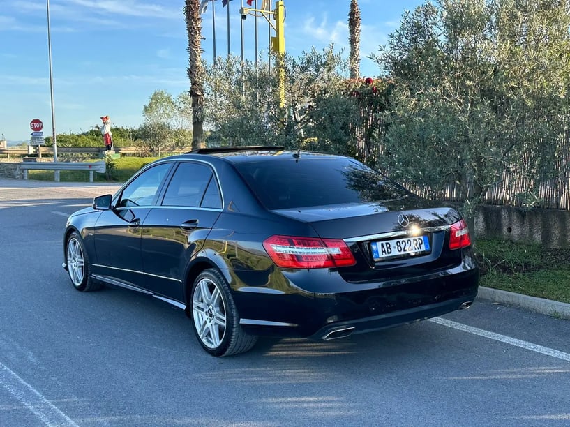 Merrni me qira një makinë në Tirana