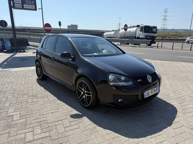 Merrni me qira një makinë në Tirana