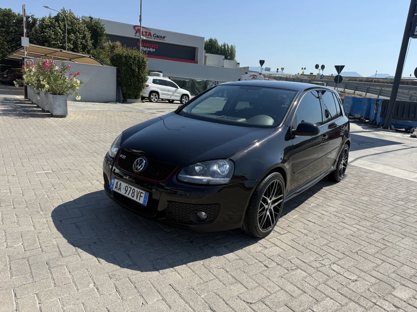 Merrni me qira një makinë në Tirana