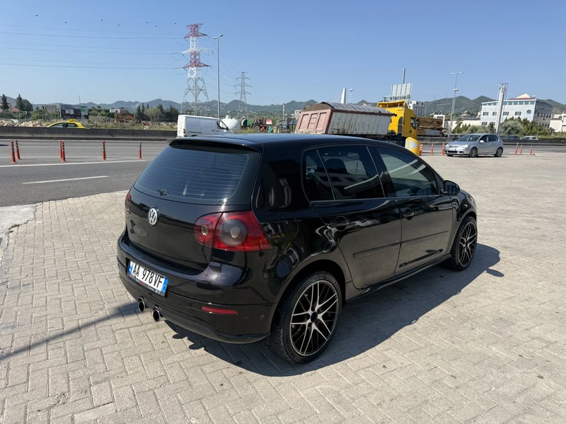 Merrni me qira një makinë në Tirana