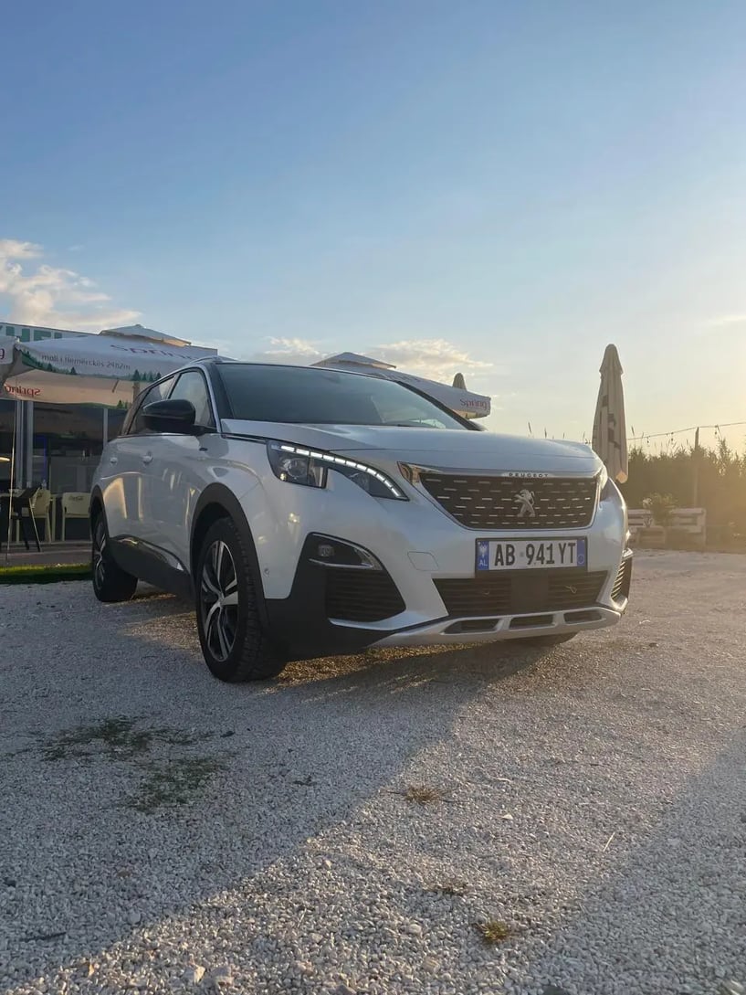 Alquila un coche en Tirana