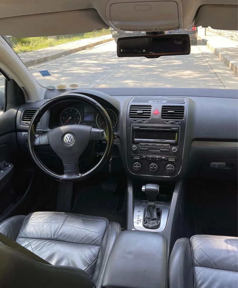 Alquila un coche en Tirana