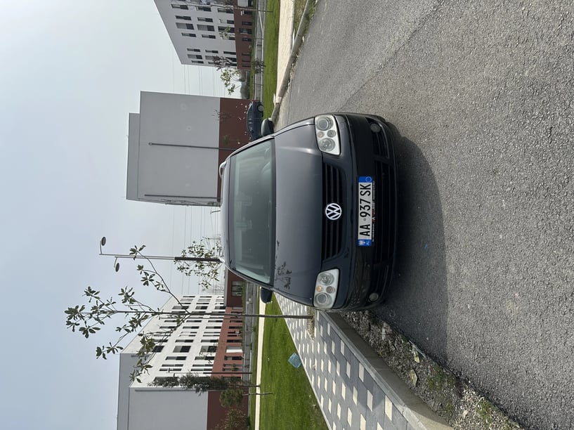 Noleggia un'auto a Tirana