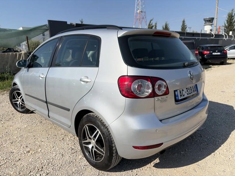 Alquila un coche en Tirana