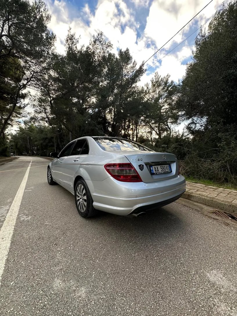 Noleggia un'auto a Lushnje