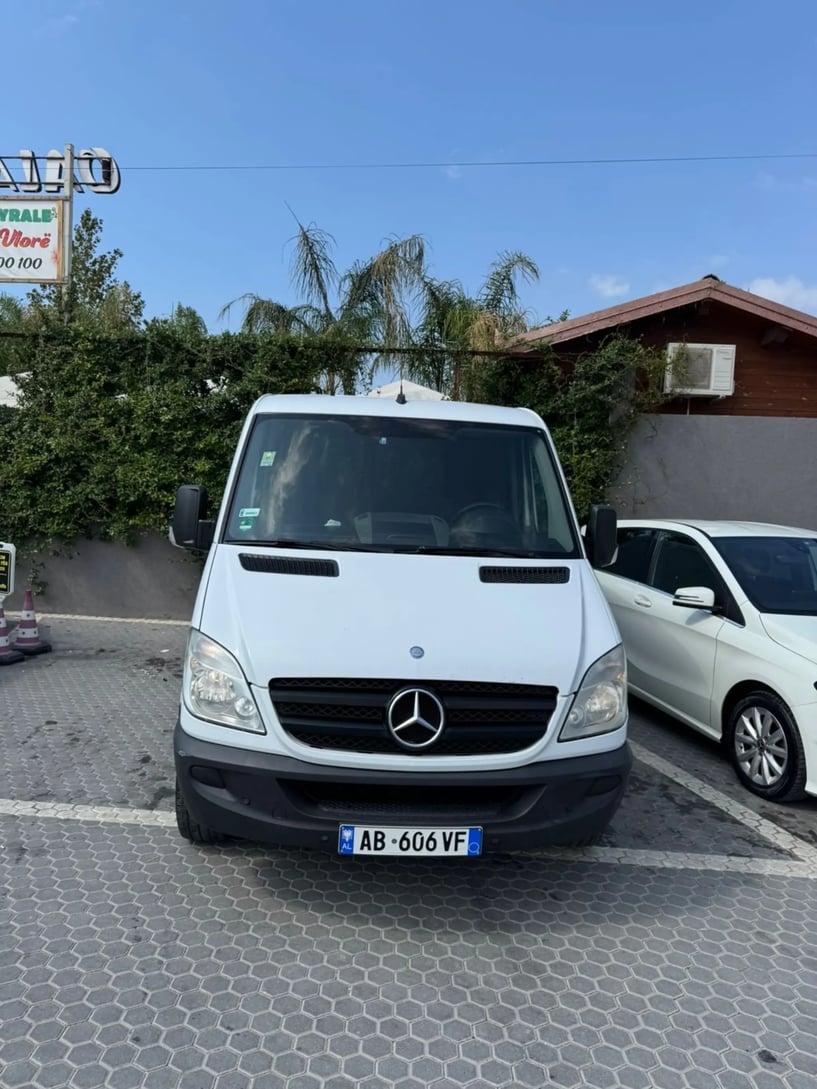 Noleggia un'auto a Vlorë