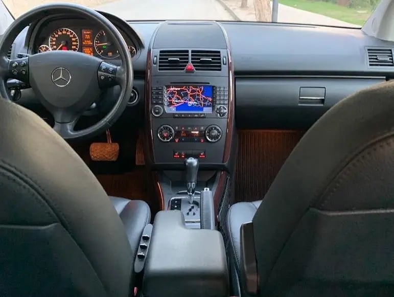 Merrni me qira një makinë në Tirana