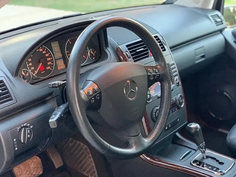 Merrni me qira një makinë në Tirana