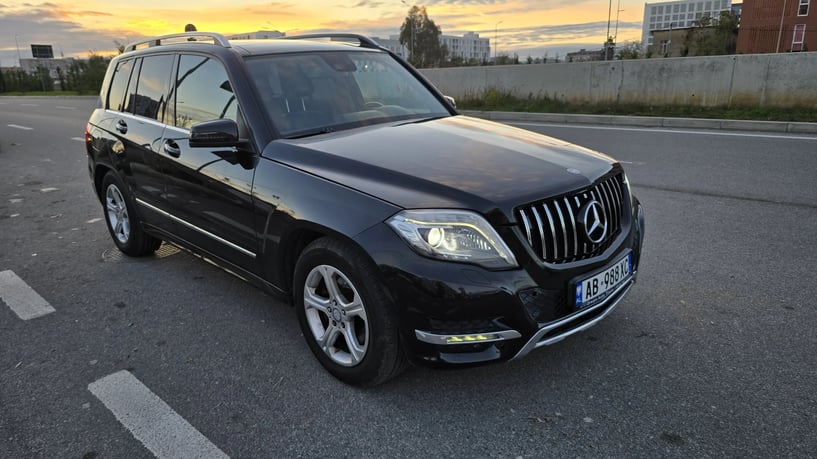 Noleggia un'auto a Tirana