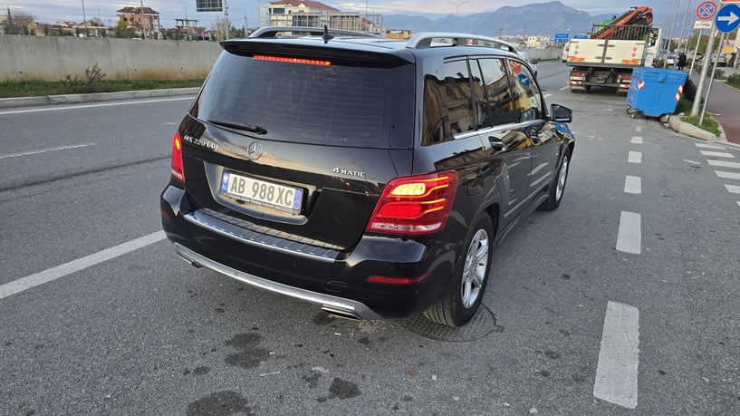 Noleggia un'auto a Tirana