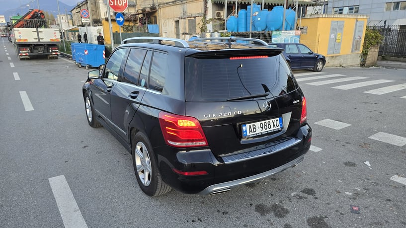 Noleggia un'auto a Tirana