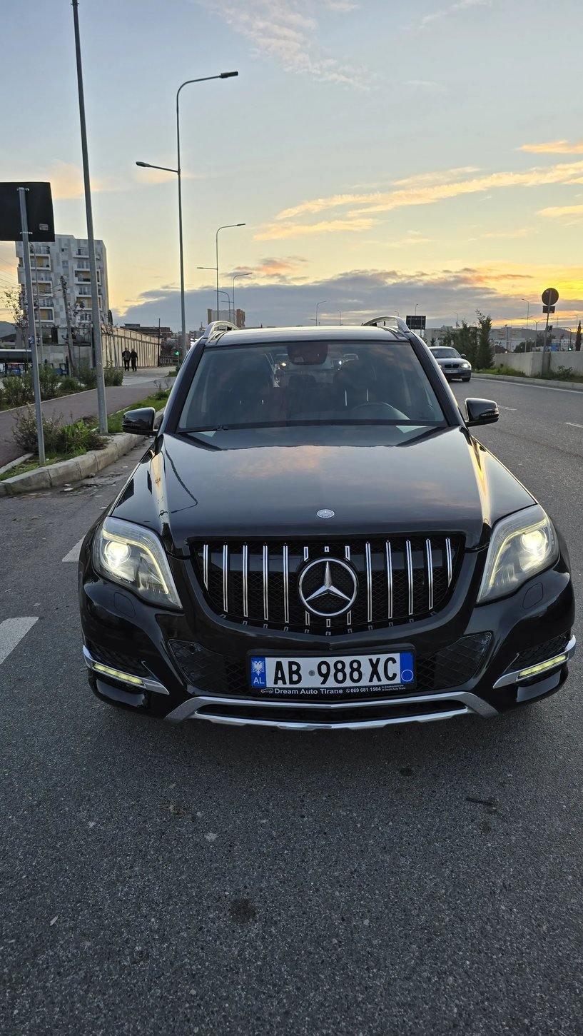 Noleggia un'auto a Tirana