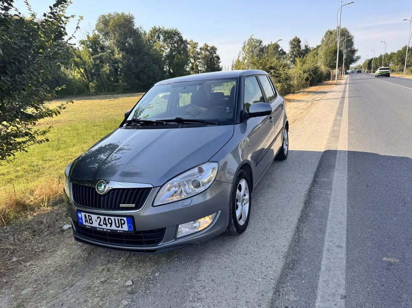 Alquila un coche en Tirana