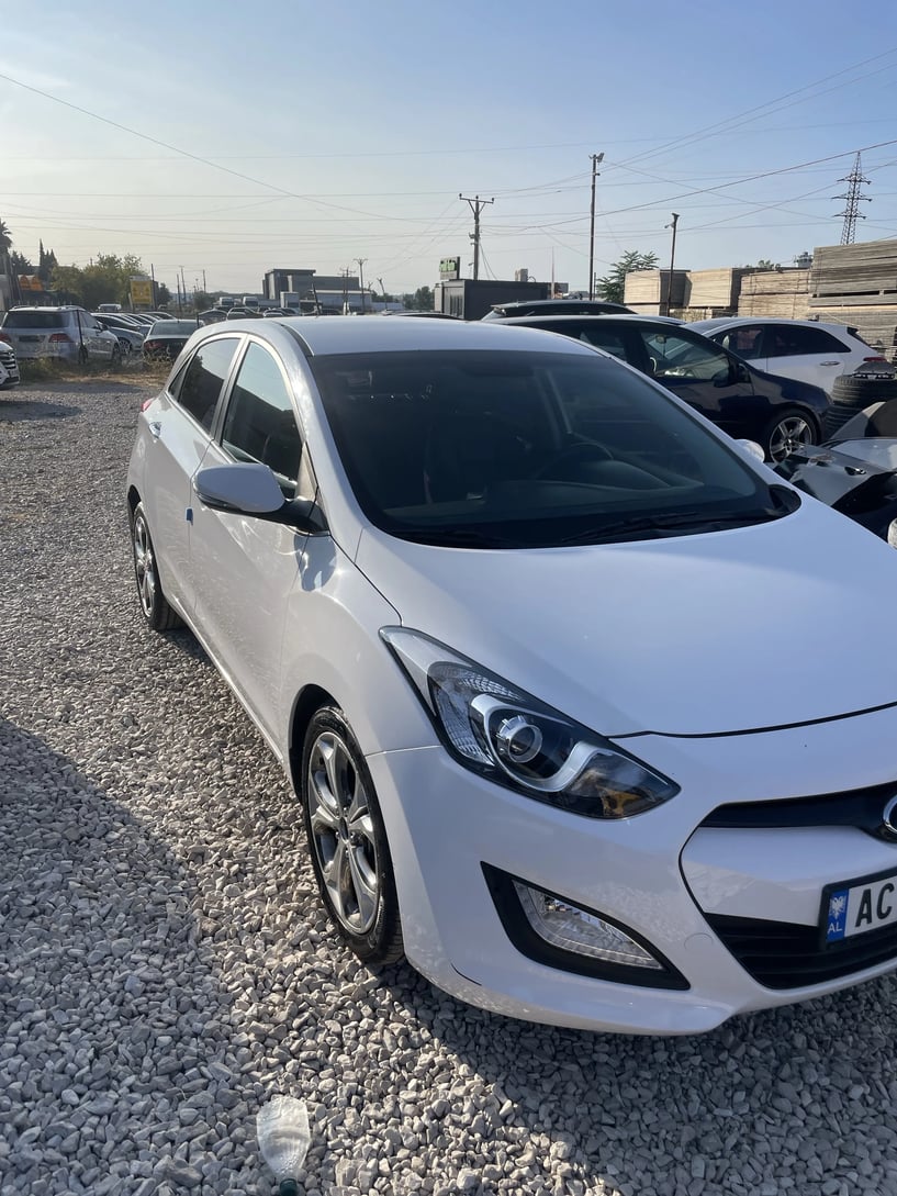 Alquila un coche en Tirana