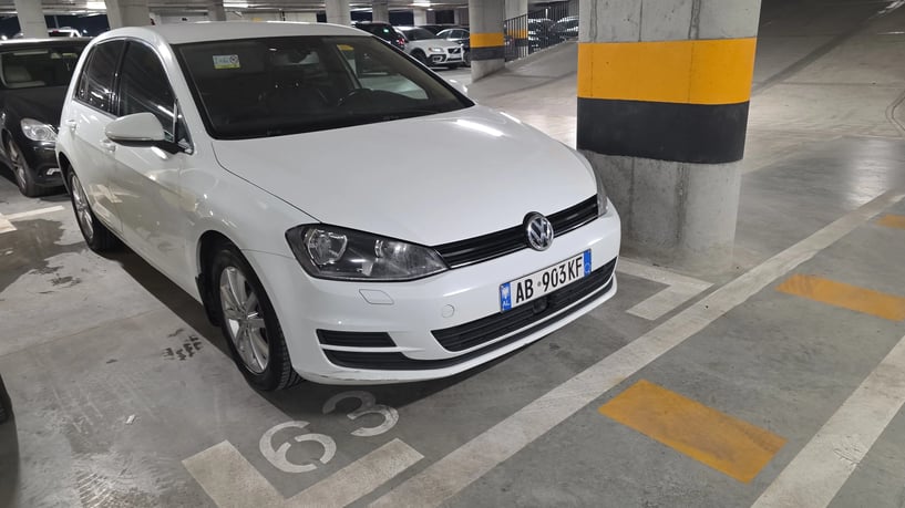 Merrni me qira një makinë në Tirana