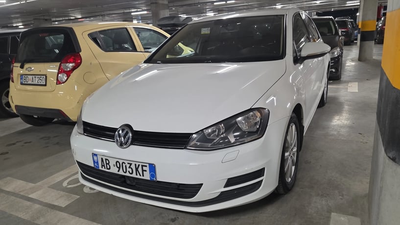 Merrni me qira një makinë në Tirana