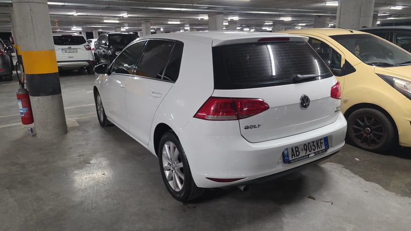 Merrni me qira një makinë në Tirana